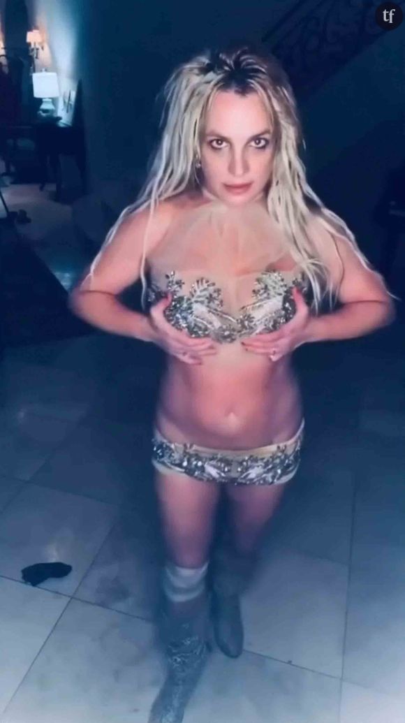 Concluant avec la même éloquence : "J'éprouve beaucoup de joie à me sentir sexy et à prendre ma propre photo. J'ai été scrutée tellement souvent en grandissant. On me regardait de haut en bas, des gens me disaient ce qu'ils pensaient de mon corps depuis l'adolescence...". "Me raser le crâne et agir de la sorte a été ma façon de rejeter ça".