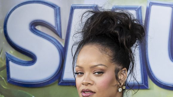 " Pas très élégant pour une mère de famille" : Rihanna pose enceinte, ventre à l'air, et fâche les sexistes
