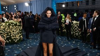 “Je me demande ce qu’il lui trouve”, “elle doit pas lui coûter cher” : Leonardo Dicaprio, 50 ans, officialise avec sa copine de 26 ans à Cannes…. Et se fait clasher