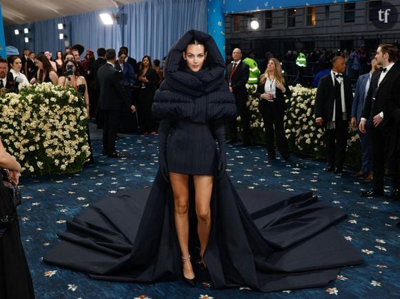 “Je me demande ce qu’il lui trouve”, “elle doit pas lui coûter cher” : Leonardo Dicaprio, 50 ans, officialise avec sa copine de 26 ans à Cannes…. Et se fait clasher