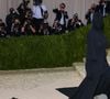 Kim Kardashian et sa marque Skims

Il faut dire qu'en matière de mode, Kim Kardashian n'a jamais eu peur de sortir de sa zone de confort. Cette tenue haute couture n'est d'ailleurs pas sans rappeler son look du MET Gala en 2021. En Balenciaga, elle portait une robe noire avec son masque et sa traîne assortis.