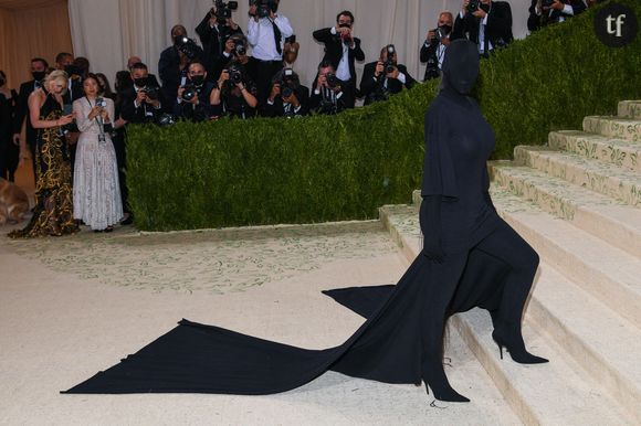 Kim Kardashian et sa marque Skims

Il faut dire qu'en matière de mode, Kim Kardashian n'a jamais eu peur de sortir de sa zone de confort. Cette tenue haute couture n'est d'ailleurs pas sans rappeler son look du MET Gala en 2021. En Balenciaga, elle portait une robe noire avec son masque et sa traîne assortis.