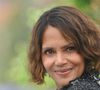 Halle Berry répond à ses détracteurs
Quelques jours plus tard, Halle Berry a décidé de faire taire ses détracteurs en prenant la parole face caméra. Plutôt que de se justifier ou de s’excuser, l'icône d'Hollywood a choisi de répondre avec calme et assurance : "Peu importe l’âge que j’ai, je compte bien rester fidèle a moi-même", commence-t-elle. "L’âge n’est qu’un chiffre, et le fait de se sentir jeune ou belle vient vraiment de l’intérieur. Cela n’a pas grand-chose à voir avec notre apparence physique". Très impliquée dans la lutte contre l'âgisme, notamment dans l’industrie du cinéma où les femmes sont souvent reléguées au second plan après 40 ans, Halle Berry ne mâche pas ses mots. "La meilleure partie de la ménopause ? Je me fiche de tout. Je moque des avis. De jouer la petite coquette, pas question. Je bouge comme je veux, je porte ce que je veux, et je le fais pour moi. C'est la liberté dont personne ne vous parle tant que vous ne l'avez pas vécue."