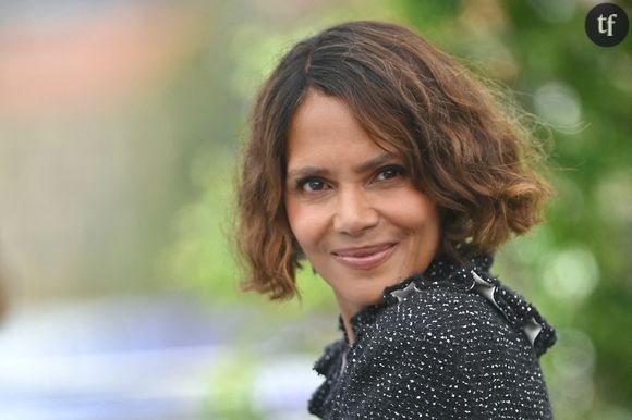 Halle Berry répond à ses détracteurs

Quelques jours plus tard, Halle Berry a décidé de faire taire ses détracteurs en prenant la parole face caméra. Plutôt que de se justifier ou de s’excuser, l'icône d'Hollywood a choisi de répondre avec calme et assurance : "Peu importe l’âge que j’ai, je compte bien rester fidèle a moi-même", commence-t-elle. "L’âge n’est qu’un chiffre, et le fait de se sentir jeune ou belle vient vraiment de l’intérieur. Cela n’a pas grand-chose à voir avec notre apparence physique". Très impliquée dans la lutte contre l'âgisme, notamment dans l’industrie du cinéma où les femmes sont souvent reléguées au second plan après 40 ans, Halle Berry ne mâche pas ses mots. "La meilleure partie de la ménopause ? Je me fiche de tout. Je moque des avis. De jouer la petite coquette, pas question. Je bouge comme je veux, je porte ce que je veux, et je le fais pour moi. C'est la liberté dont personne ne vous parle tant que vous ne l'avez pas vécue."