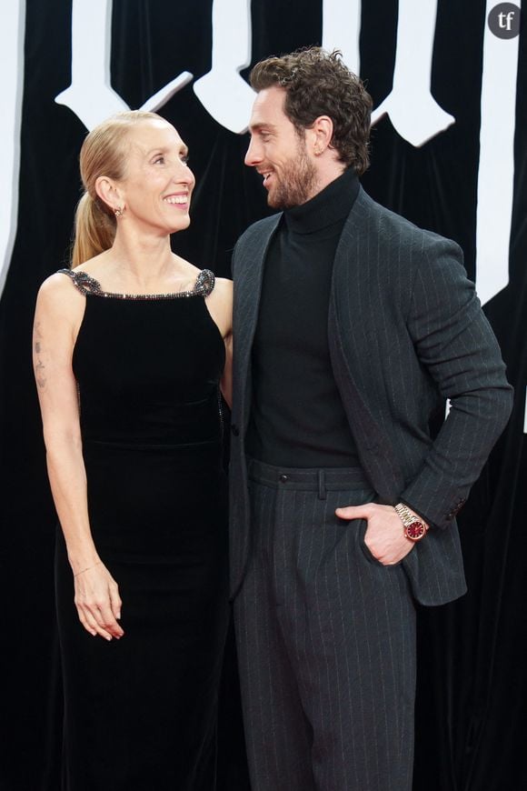 "Aww, lui et sa mère sont si mignons ensemble", "J'adore quand ils amènent leurs parents sur le tapis rouge", "Je parie qu'elle lui a lancé des sorts vaudous, sinon il n'y aurait pas moyen", "Aww, il a amené sa grand-mère, c'est mignon"