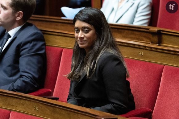 "Prisca Thevenot bonjour, vous êtes mauricienne, vous connaissez bien l'Océan Indien", dit-il. Il confond alors l'Île Maurice et le département de Mayotte, en évoquant la population mauricienne. La députée est abasourdie. L'animateur se rend alors compte de son erreur : "Population mahoraise, voilà", se reprend-il.