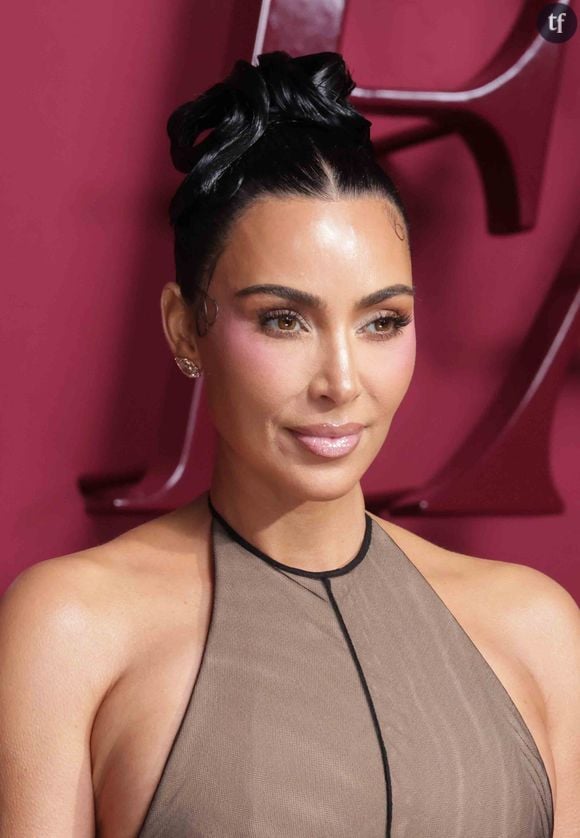 Disproportion illustrée par l'accueil des images ci-dessous : d'aucuns crient leur passion pour Kim Kardashian et "ses courbes irréelles pour une quadragénaire", à deux doigts de l'ériger en fantasme. D'autres fustigent sa silhouette souvent dénudée ou hyper-sexualisée, comme un réceptable à "male gaze" : ce regard masculin qui plaque ses désirs libidineux sur le corps des femmes et leurs courbes - celles de Kim Kardashian étant bien connues pour être vertigineuses.