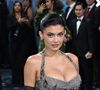 "Si sexy", "méga hot" : Kylie Jenner en décolleté XXL, elle enflamme Instagram avec ces photos lunaires