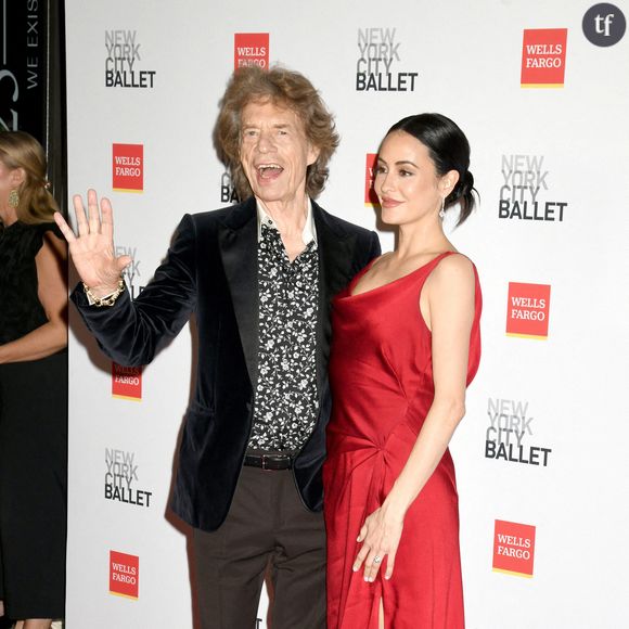 Mercredi 8 octobre, Mick Jagger, 82 ans, est apparu rayonnant, au bras de sa fiancée Melanie Hamrick, 38 ans, à l’occasion du New York City Ballet Fall Fashion Gala, organisé au David H. Koch Theatre de New York. Les amoureux sont apparus plus compliques que jamais malgé leur grande différence d'âge qui suscite de nombreuses critiques.