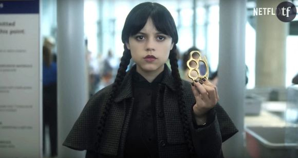 Oui mais voilà, cela ne va pas sans controverses. La plus grosse ? Les scénaristes évoquent une Jenna Ortega qui se serait trop... Investie. Et surtout, aurait trop imposé son ingérence dans le processus créatif. Quitte à exiger la réécriture de nombreuses pages. Naturellement, la presse roule sur ces polémiques, et Jenna Ortega de se retrouver érigée en superstar prétentieuse... Et aujourd'hui, elle révèle enfin sa vérité, à l'heure d'une attendue et redoutée saison II...