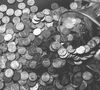 Bien qu’on vive dans un monde plus égalitaire qu’en 1950, les disparités économiques subsistent bel et bien encore aujourd’hui entre les hommes et les femmes. Sans compter qu’on est encore loin de s’être détachés des normes dictées par le patriarcat, qui pèsent également leurs poids dans la balance quand il s’agit de souligner les inégalités.