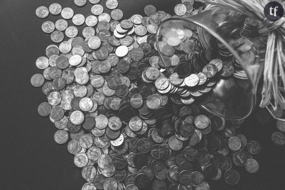 Bien qu’on vive dans un monde plus égalitaire qu’en 1950, les disparités économiques subsistent bel et bien encore aujourd’hui entre les hommes et les femmes. Sans compter qu’on est encore loin de s’être détachés des normes dictées par le patriarcat, qui pèsent également leurs poids dans la balance quand il s’agit de souligner les inégalités.