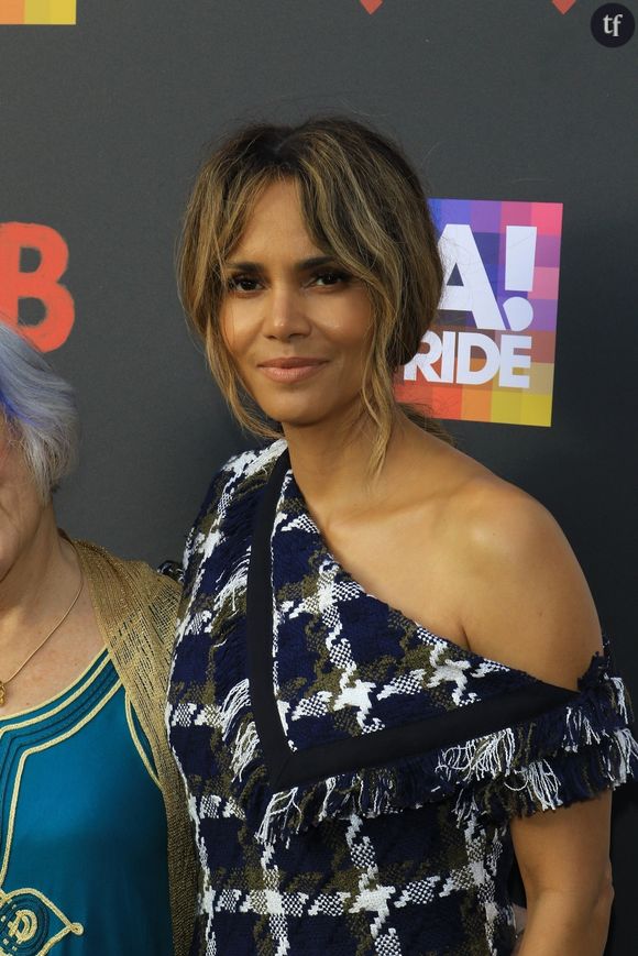 Halle Berry revendique son aura de sex symbol en partageant à ses millions de fans des clichés de ses vacances caniculaires. En maillot de bain, elle fait sensation sur la Toile en donnant le la au self love. Inspirant.