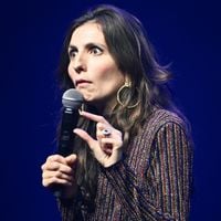 "Mon mec met jamais son caleçon sale dans le bac à linge", dénonce cette humoriste controversée qui étrille la charge mentale