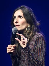 "Mon mec met jamais son caleçon sale dans le bac à linge", dénonce cette humoriste controversée qui étrille la charge mentale