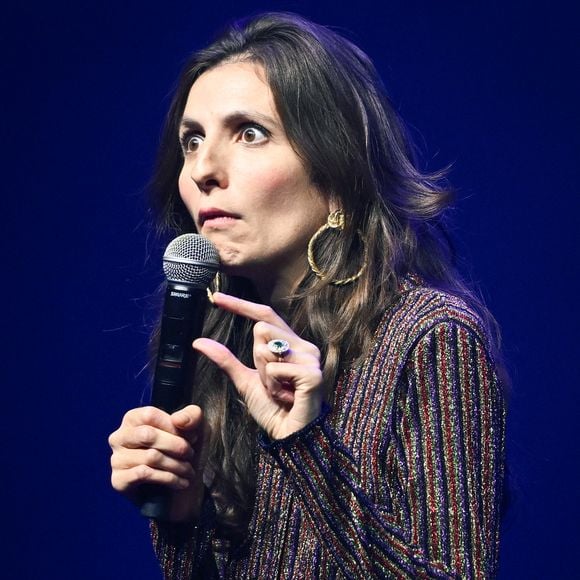 "Mon mec met jamais son caleçon sale dans le bac à linge", dénonce cette humoriste controversée qui étrille la charge mentale