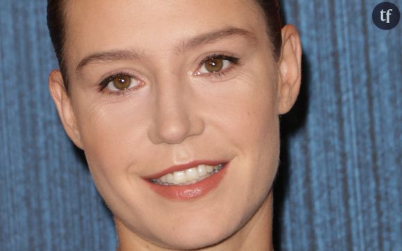 Adèle Exarchopoulos a bien un film préféré, de toute sa carrière. Il s’agit de Rien à foutre, oeuvre d’un duo de metteurs en scène nous immergeant dans le quotidien tumultueux d’une hôtesse de l’air pour compagnies low cost. Titre provoc, rôle pas commun, jeu d’une rare spontanéité, deux cinéastes : l’équation est très singulière.