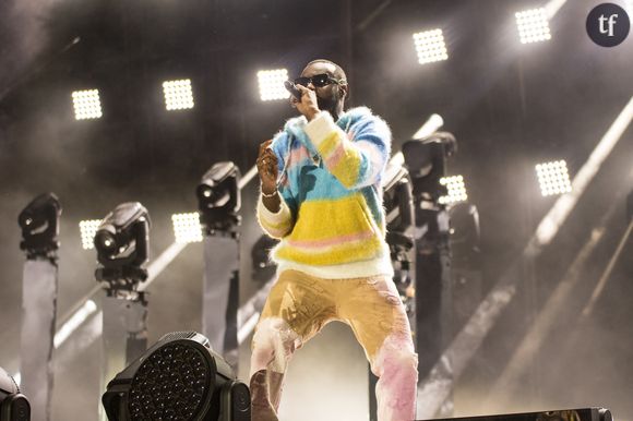 Un "red flag" aux yeux de beaucoup de fans : ces fameux "drapeaux rouges", ou signes, attitudes, propos, détails, qui caractérisent la toxicité éventuelle d'un "date" d'un soir ou d'un conjoint de longue date. En l'occurrence ici, de nombreux marqueurs de possessivité, évidents, perçus comme... Les signes d'un romantisme exalté. Romantisme qui, d'ailleurs, éclot d'un imaginaire tout aussi... Toxique, justement. C'est ce qu'analyse avec une grande méticulosité Mona Chollet dans son essai Réinventer l'amour. Gims devrait le lire.