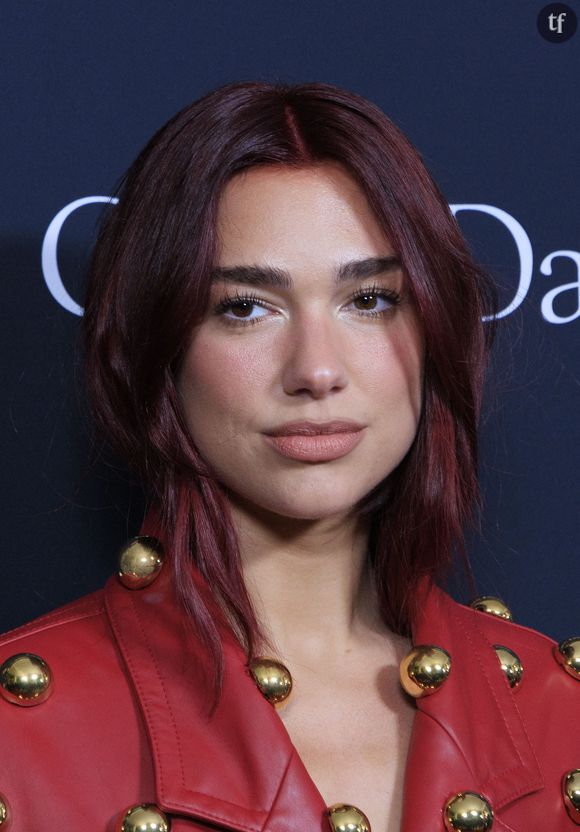 "Mes cheveux colorés en blond ? Ils étaient parfaits quand on me coiffait, mais c’était terrible quand je devais m’en occuper moi-même", témoigne aujourd'hui Dua Lipa.