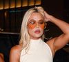 Khloé Kardashian se confie sur son abstinence

Lors d'une conversation avec sa sœur Kourtney et leur ami Simon Huck, Khloé a partagé quelques détails de sa vie intime : "Je n'ai pas eu de relations sexuelles depuis plus de trois ans". Choqué, Simon Huck a alors insisté : "Tu ne sors vraiment avec personne, Khlo ? Il n'y a personne dans ton entourage ?". "Non, je n'envoie pas de SMS à n'importe qui, je n'ai le numéro de téléphone de personne, je peux laisser mon téléphone près de toi.", a répondu la jeune femme. "Mais où vont tes nudes ?", a ensuite demandé son ami. "Je n'ai pas de nudes. Quels nudes ?", a-t-elle rétorqué, avant de plaisanter : "Même ça, ça m'excite", en désignant un poteau. 

Dans une séquence face caméra, les producteurs ont demandé à Kourtney, ce qu'elle pensait du choix de sa sœur de rester célibataire. "Je pense que tant que tu as de jeunes enfants, si personne ne mérite ton temps, concentre-toi sur tes enfants", a-t-elle confié.