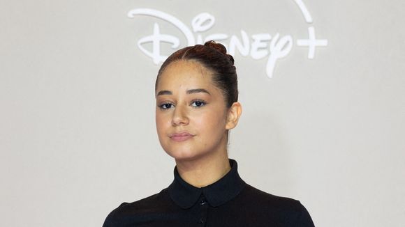 "Ne faites surtout pas ça" : Léna Mahfouf relance la mode du sourcil fin et affole la toile