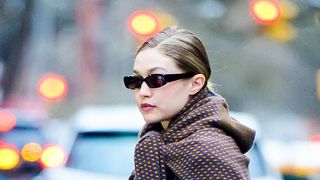 "Un mec 20 ans plus vieux que toi" : Gigi Hadid en couple avec Bradley Cooper, elle se fait tacler sérieusement sur leur différence d'âge