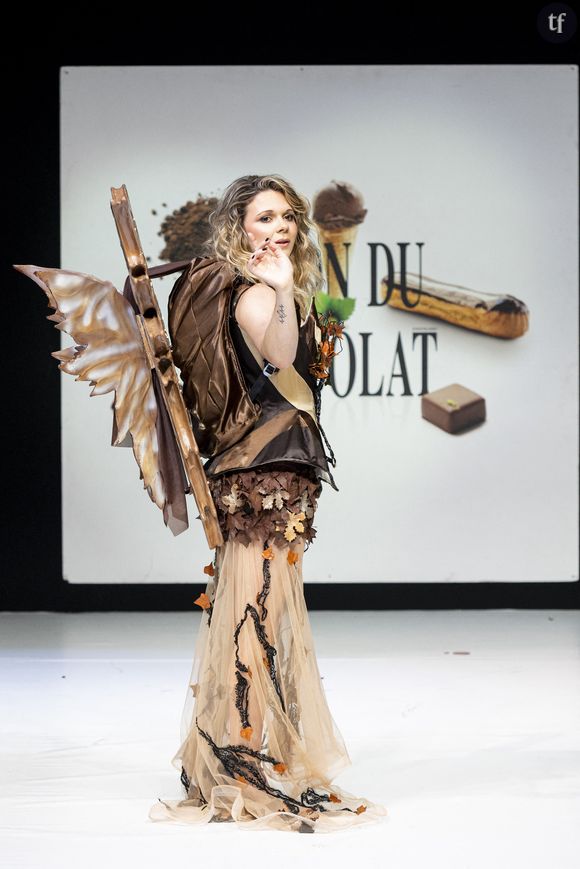 "Mais on va emmerder les mecs qui choppent des cheveux blancs ??? Non, bien sûr que non", "Plus jeune je colorais mes cheveux et puis, paradoxalement, avec l'arrivée des cheveux blancs : l'envie de les montrer. Symboles du temps qui passe et de la vie vécue, je crois qu'on a de la chance de pouvoir les voir apparaître", lit-on sur les réseaux sociaux, dans l'espace commentaires de la publication de l'influenceuse.