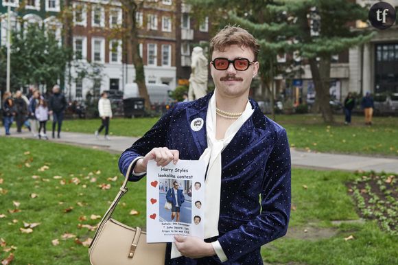 SUN Sun Features. Concours de sosies de Harry Styles. Tom Bryden, journaliste au Sun, a participé au concours de sosies de Harry Styles qui s'est tenu au Soho Square de Londres. Animé et jugé par Katerina Mirpuri avec l'aide de Ryan Lanji et d'autres juges. Le 10 novembre 2024. Photo par Stewart Williams/The Sun/News Licensing/ABACAPRESS.COM