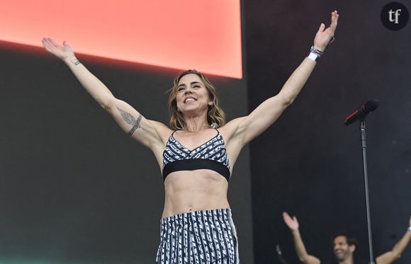 Au sein des Spice Girls, chaque chanteuse avait sa spécificité. Mel C était la sportive du groupe. Et ça se confirme toujours des années plus tard. Melanie Chisholm a ravi ses fans en dévoilant son corps sculpté sur la plage de Bondi à Sydney. Dans les commentaires, on peut lire : "Comment peut-elle être la même qu’il y a 30 ans ?", "51 ans. Bon sang ! L’étiquette « Sporty Spice » n’a jamais eu autant de sens" ou encore "Elle a l’air forte".
La star partage régulièrement ses entraînements sur son compte Instagram, qui réunit plus d’1 million d’abonnés, entre séances de musculation, Pilates et running. Récemment, elle a d'ailleurs filmé sa séance de sport outdoor à Bondi beach.