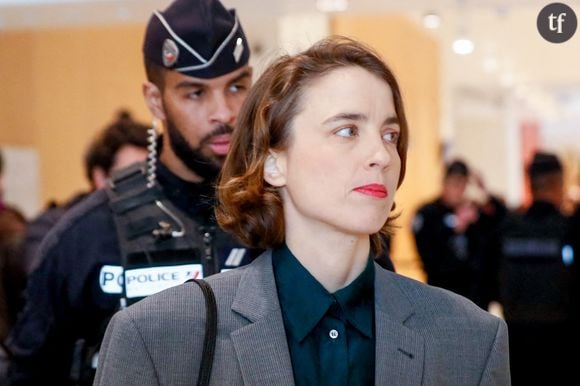 Adèle Haenel est au théâtre, sur les planches, s'engage pour la cause palestinienne, se retrouve au sein des diverses manifestations parisiennes qui ont pu marquer le pays ces dernières années, est encore aux yeux de toute une moitié de la population une icône féministe et un emblème de la contre-culture lesbienne. Et elle devient une autrice.