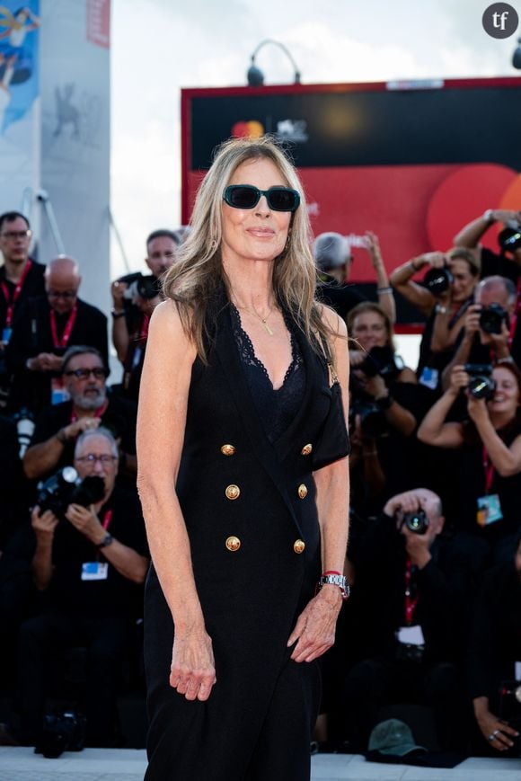 Kathryn Bigelow est de retour. Enfin ! On n'avait pas eu de nouvelles de la cinéaste, sacrée Meilleure réalisatrice pour Démineurs (il y a 20 ans, déjà, oui oui), depuis la sortie et le succès critique de Detroit, sa fable politique. Kathryn Bigelow, c'est une immense cinéaste, capable de délivrer un film culte gentiment homo érotique (Point Break) comme de bouleverser nos repères visuels en expérimentant à foison niveau mise en scène (la dystopie Strange Days et son usage impressionnant de la vue subjective).