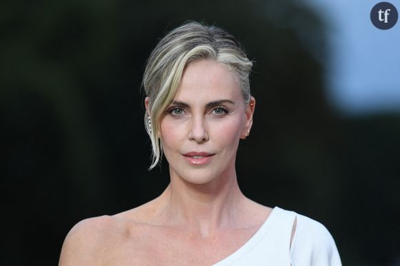 A bientôt 50 ans et après avoir souvent été celle qui s’effaçait dans ses relations, l’actrice n’a plus envie de s’écraser ou de minimiser ses désirs et ça passe aussi par ses envies au lit. “On devrait toutes être celle qui dit ‘va te faire voir, c’est moi qui devrais prendre mon pied’”, conseille-t-elle aux femmes qui malgré leur confiance en elles ont tendance à faire passer le plaisir des hommes avant le leur.