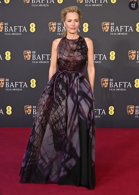 Elle envoie valdinguer les machos et leurs remarques nauséeuses, qui confèrent aux femmes une date de péremption, associent la gent féminine à la subjectivité de leur libido (sans jamais se regarder dans le miroir, étonnant). Ou comme l’écrivait Virginie Despentes, qui excluent quadras et plus du “marché de la bonne meuf” (King Kong Théorie). 

"Quand on participe à la discrimination liée à l’âge, on oublie qu’elle finira par nous concerner", énonce-t-elle tout d'abord, Gillian Anderson, rayonnante à plus de cinquante ans, plus Dana Scully que jamais, dans une toute nouvelle interview très remarquée.