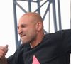 Dans sa vidéo, Axel Savina dénonce la culture du viol, qui est "loin d'avoir été éradiquée dans l'ensemble des milieux professionnels artistiques". Il invite à interpeller les organisateurs devant accueillir le groupe dans les prochaines semaines et prochains mois. En commentaires, de nombreux internautes n'avaient pas connaissance de ces faits et se sont indignés. "Quelle honte pour un chanteur comme lui qui ose chanter des textes engagés ! À vomir", écrit un internaute. "Je vais devoir les dégager de Spotify. Courage à la victime", commente un autre. "Un nom de groupe visionnaire finalement", ironise une autre personne. "Merci pour l'information. Plus jamais je n'écoute ce groupe", "Je devais les voir en juillet, je boycotte", peut-on encore lire.
Le groupe a lancé sa dernière tournée, le Colères Tour 2025, à Saint-Quentin le 14 mars. Celle-ci devrait se terminer le 14 novembre à Genève.