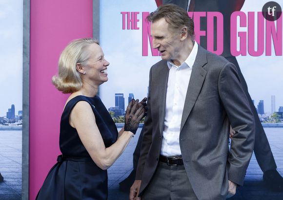 “Ils nous ont piégés !” : Pamela Anderson et Liam Neeson en couple uniquement pour la promotion de leur film ? Les fans sont en colère