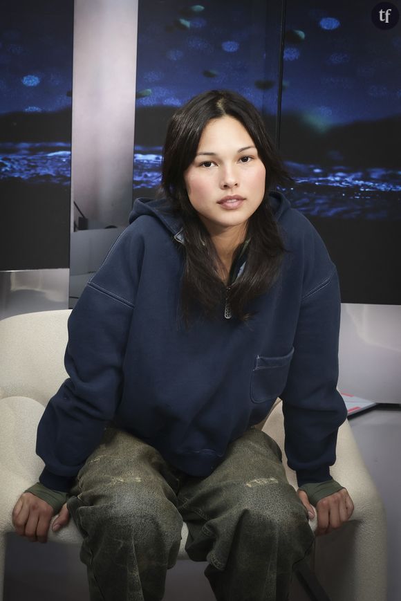 Miki obsède. Entre son premier album Industry Plant, hybride musical mixant pop et hyperpop, et son passage remarqué aux NRJ Music Awards, l'artiste de 27 ans amuse et fascine. Interviewée par Mouloud, elle dénonce l'envers du décor : un cyber harcèlement misogyne émanent de porcs qui viennent la sexualiser pour un rien.