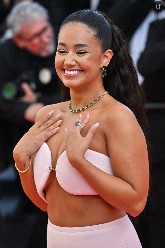 La reine de Youtube a opté pour une jupe bouffante et un bandeau rose pastel, de la griffe Alaïa.