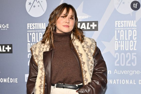 Elle explique avoir une grande sœur qu'elle décrit comme "totalement l'opposé" d'elle, "blonde aux yeux verts, vraiment le bébé Cadum incroyable".