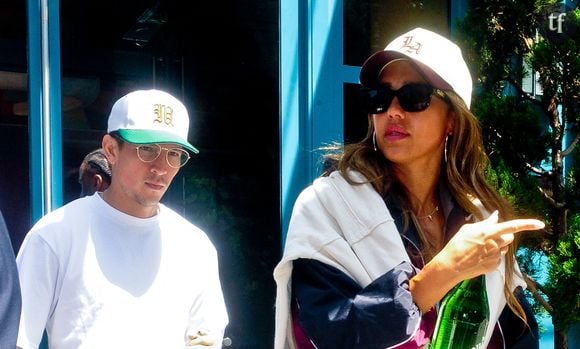 Jessica Alba, 44 ans, s'affiche en bikini string sexy avec son copain de 10 ans de moins... Et ça fait réagir Internet !