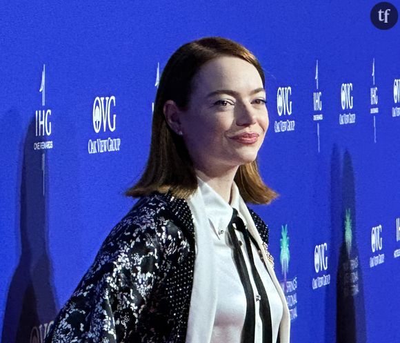 Elle apparaît simplement aux côtés de Lisa, l’une des emblématiques chanteuses des Blackpink, célébrées à travers le monde.