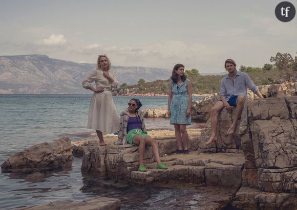 "Seulement parfois, ce cocon de bienveillance qu'elles devraient représenter coûte que coûte n'est pas aussi solide qu'on aurait pu l'espérer. Sans parler des remous habituels et sains que peut rencontrer toute relation, certaines semblent davantage surfer sur une dynamique à sens unique. En amitié comme en amour, quand les efforts et l'attention communiqués ne semblent pas aussi importants d'un côté que de l'autre", étaye encore l'autrice, qui a ausculté quantité d'itérations de la romance à l'époque de Tinder.

Photo de la série "Conversations with Friends" de Sally Rooney