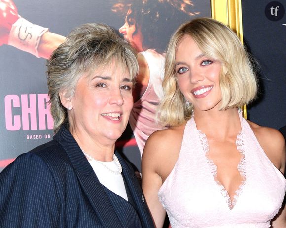 Sydney Sweeney pose avec Christy Salter

Sydney Sweeney a fait une apparition mémorable sur le tapis rouge en prenant la pose aux côtés de l'ancienne boxeuse professionnelle Christy Salter, qui a repris son nom de jeune fille, l'athlète légendaire qu'elle incarne dans le biopic Christy réalisé par David Michôd. L'icône américaine du moment s'est métamorphosée pour jouer ce rôle. Elle a complètement transformé son corps, en faisant beaucoup de sport. "J’ai travaillé avec un nutritionniste, un coach de musculation et un entraîneur de boxe", a-t-elle raconté dans le magazine W. "J’ai augmenté mes apports caloriques, pris beaucoup de shakes protéinés et de compléments, et je mangeais absolument tout: des sandwiches au beurre de cacahuète et à la confiture, des milkshakes… On était tellement actifs que je brûlais tout en permanence. Maintenir tout ça a été un vrai défi."

 À Toronto pour la promotion du film, Christy Salter, salué la métamorphose de la comédienne pour son biopic. "Elle n’était pas la belle et sexy Sydney", a-t-elle souligné. "Elle était la Christy dure et rugueuse dans ce film, et je trouve ça génial."