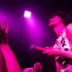 "Regardez mes seins !" : cette chanteuse dévoile sa poitrine sur scène pour une très bonne raison sur ces images puissantes