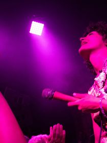 "Regardez mes seins !" : cette chanteuse dévoile sa poitrine sur scène pour une très bonne raison sur ces images puissantes