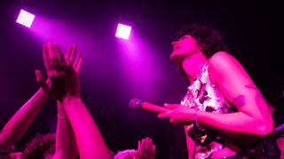 "Regardez mes seins !" : cette chanteuse dévoile sa poitrine sur scène pour une très bonne raison sur ces images puissantes