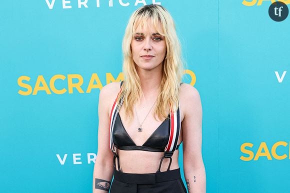 Ce n'est pas la première fois que Kristen Stewart joue sur un style déshabillé. En mars 2024, elle affichait son nouveau look dans les rues de New-York, toujours plus dénudée et stylée.