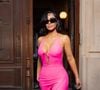 Entre nostalgie dorée et éclats sexy contemporains, Kim Kardashian affirme son identité fashion, toujours dans l'éclat, la démesure et aux antipodes d'une épure qu'elle fuit comme la peste. Cependant voilà, les haters sont de sortie, et s'acharnent sur la femme fatale. Pour une raison très précise...