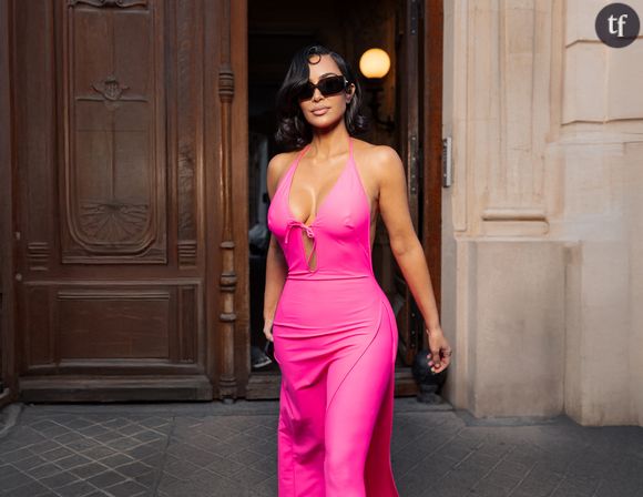 Entre nostalgie dorée et éclats sexy contemporains, Kim Kardashian affirme son identité fashion, toujours dans l'éclat, la démesure et aux antipodes d'une épure qu'elle fuit comme la peste. Cependant voilà, les haters sont de sortie, et s'acharnent sur la femme fatale. Pour une raison très précise...