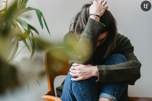 "Il criait et ensuite il s'est approché d'elle et il l'a poignardée", se souvient la jeune fille au sujet du jour où son père a tué sa mère.