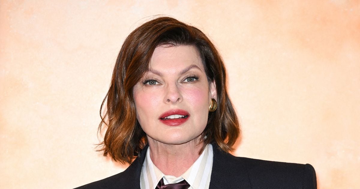 "Elle est redevenue belle", "Elle revient de loin" : à 60 ans, ce mannequin culte des années 90 fait un retour remarqué après sa chirurgie ratée